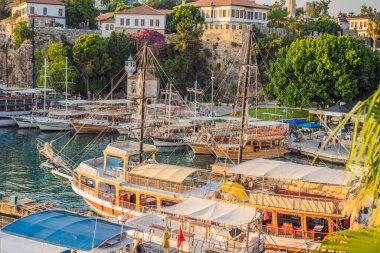 Antalya 'daki eski Kaleici kasabası. Antalya Eski Kent limanı, Taurus dağları ve Akdeniz 'in panoramik manzarası, Türkiye.