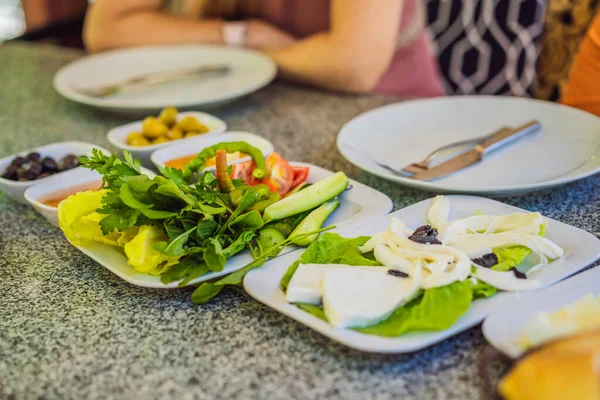 Турецький Стіл Сніданку Смаки Овочі Оливки Сири Смажені Яйця Ямс — стокове фото