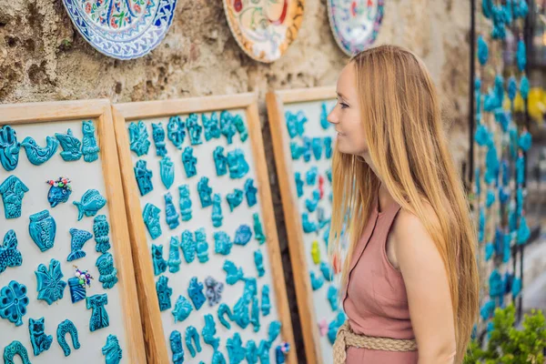 Красивая Женщина Смотрит Турецкие Сувениры Продающиеся Гранд Базаре Стамбула Турция — стоковое фото