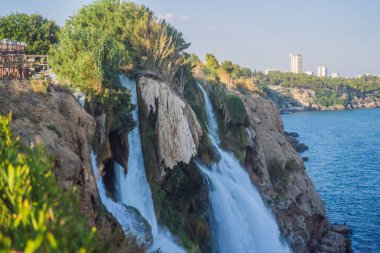 Aşağı Duden Şelalesi 40 metre yükseklikten Akdeniz 'e inanılmaz su bulutlarıyla düşen kayalık bir uçurumdan düşüyor. Türkiye 'nin Antalya kentinde turizm ve tatil beldesi fotoğrafı. Türkiye