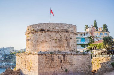 Antalya 'daki Hidirlik Kulesi, antik Kaleici ilçesinin Akdeniz Körfezi' nin arka planına karşı. Türkiye.