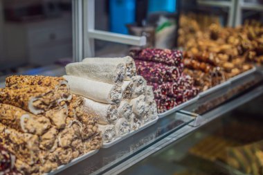 Geleneksel oryantal tatlı kurabiyeler, fındıklar, kurutulmuş meyveler, pastiller, marmelat, şekerli Türk çölü, bal ve şam fıstığı bir sokak gıda pazarında sergileniyor..