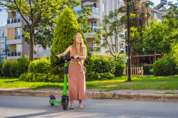 Jonge Mooie Vrouw Paardrijden Een Elektrische Scooter Naar Het Werk — Stockfoto