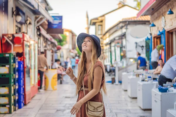 Turista Mulher Feliz Fundo Velha Rua Antalya Viajante Turista Feminino — Fotografia de Stock