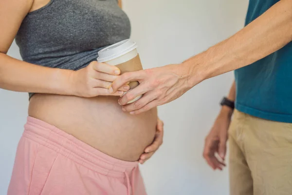 Ehemann Verbietet Schwangerer Frau Kaffee Trinken Eine Schwangere Frau Hält — Stockfoto
