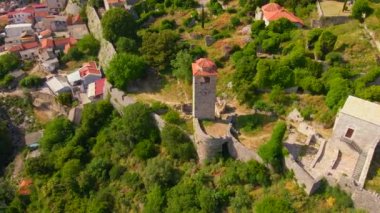İnsansız hava aracı görüntüleri Stari Bar 'ın çarpıcı kalıntılarını yakalıyor. Taş binalar ve tarihin kalıntıları arasında duran önde gelen bir saat kulesi. Karadağ 'daki Eski Bar büyüleyici bir yer.