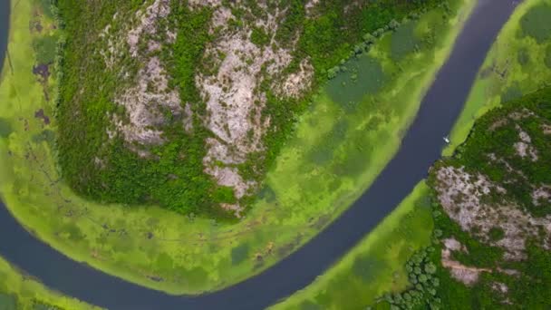 モンテネグロのSkadar湖の近くにあるPavlova Stranaでは 馬蹄型の川が曲がっている素晴らしい景色を撮影できます 映像は自然の美しさの魅惑的な景色を提供します — ストック動画