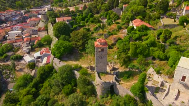 Запись Беспилотника Показывает Потрясающие Руины Бара Stari Каменными Зданиями Башней — стоковое видео