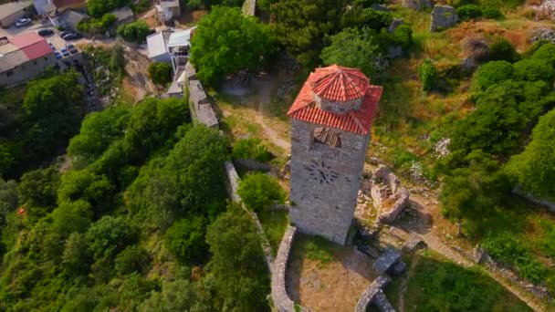 ドローンの映像は 石造りの建物と歴史の残りの部分の中で背の高い著名な時計塔と Stari Barの見事な遺跡をキャプチャします モンテネグロの旧バーは魅力的です — ストック動画