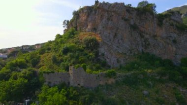 İnsansız hava aracı, Stari Bar 'ın kalıntılarını büyüleyici bir şekilde yakalıyor ve tarihi önemi olan taş binaların kalıntılarını sergiliyor. Bu video Montenegros 'un güzelliğini anlatıyor.