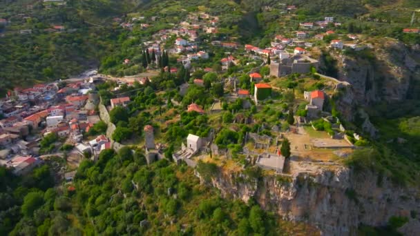 ドローンは 歴史的な意味を持つ石造りの建物の遺跡を示す Stari Barの遺跡の魅惑的な景色をキャプチャします このストックビデオはモンテネグロ古代の美しさを示しています — ストック動画