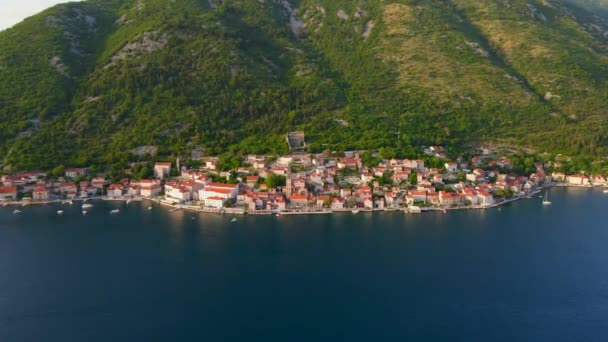 Lenyűgöző Légi Kilátás Nyílik Bájos Város Perast Montenegróban Ahol Harangtorony — Stock videók