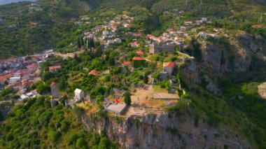 İnsansız hava aracı, Stari Bar 'ın kalıntılarını büyüleyici bir şekilde yakalıyor ve tarihi önemi olan taş binaların kalıntılarını sergiliyor. Bu video Montenegros 'un güzelliğini anlatıyor.