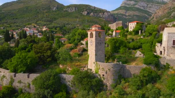 Запись Беспилотника Показывает Потрясающие Руины Бара Stari Каменными Зданиями Башней — стоковое видео