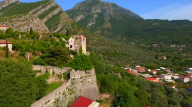 İnsansız hava aracı görüntüleri Stari Bar 'ın çarpıcı kalıntılarını yakalıyor. Taş binalar ve tarihin kalıntıları arasında duran önde gelen bir saat kulesi. Karadağ 'daki Eski Bar büyüleyici bir yer.