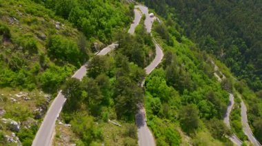 Bu stok videosunda Karadağ 'daki Kotor-Cetinje yılanının çarpıcı hava manzarası sergileniyor. Engebeli dağ manzarasının içinden geçen dolambaçlı yol gerçekten görülmeye değer bir manzara. Yakalandı.