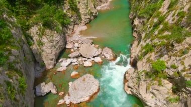 Karadağ 'daki büyüleyici Moracha Nehri kanyonunun hava görüntüsü. Görkemli doğal manzaranın üzerinde süzülür yükselen uçurumların, kristal berrak nehrin ve yemyeşil nehrin çarpıcı hava görüntülerini yakalar.