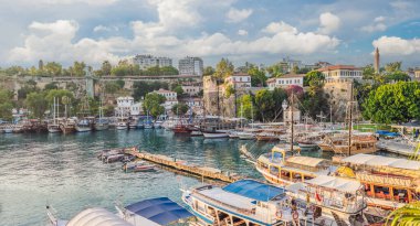 Antalya 'daki eski Kaleici kasabası. Antalya Eski Kent limanı, Taurus dağları ve Akdeniz 'in panoramik manzarası, Türkiye.