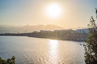 Antalya 'daki eski Kaleici kasabası. Antalya Eski Kent limanı, Taurus dağları ve Akdeniz 'in panoramik manzarası, Türkiye.