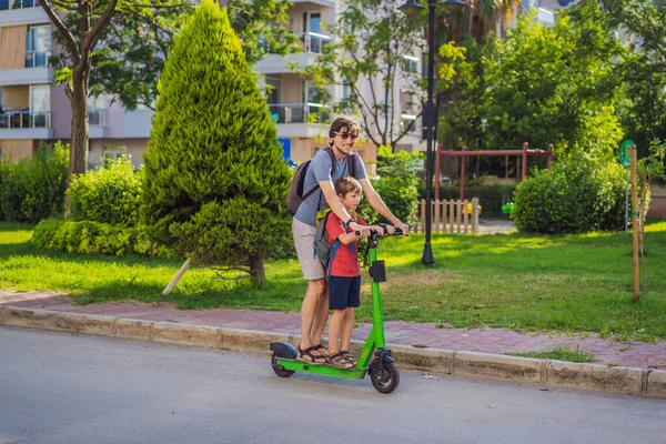 Vader Paardrijden Elektrische Scooter Met Zijn Zoon Stad — Stockfoto