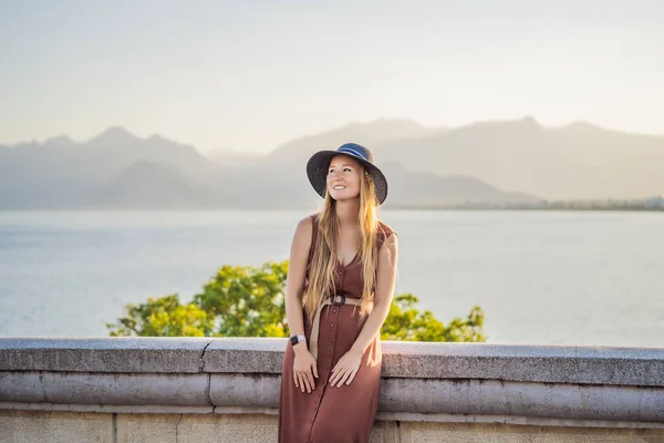 Glückliche Touristin Vor Dem Hintergrund Von Antalya Meer Und Berge — Stockfoto