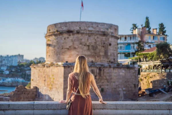 Kvinna Turist Bakgrund Hidirlik Tower Antalya Mot Bakgrund Medelhavet Bukten — Stockfoto