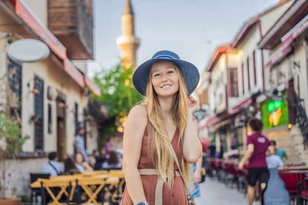 Turista Mulher Feliz Fundo Velha Rua Antalya Viajante Turista Feminino — Fotografia de Stock