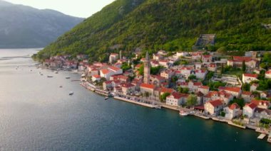 Karadağ 'ın Perast kentinin büyüleyici hava manzarası, Saint Nikolas kilisesindeki çan kulesinin odak noktası olarak göze çarpıyor. İnsansız hava aracı ile çekilen görüntüler şehri ele geçiriyor.