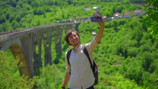 Slow Motion Video Ung Manlig Turist Står Vid Den Imponerande — Stockvideo