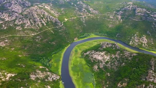 モンテネグロのSkadar湖の近くにあるPavlova Stranaでは 馬蹄型の川が曲がっている素晴らしい景色を撮影できます 映像は自然の美しさの魅惑的な景色を提供します — ストック動画