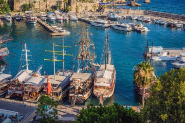 Antalya 'daki eski Kaleici kasabası. Antalya Eski Kent limanı, Taurus dağları ve Akdeniz 'in panoramik manzarası, Türkiye.