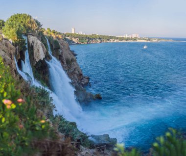 Aşağı Duden Şelalesi 40 metre yükseklikten Akdeniz 'e inanılmaz su bulutlarıyla düşen kayalık bir uçurumdan düşüyor. Türkiye 'nin Antalya kentinde turizm ve tatil beldesi fotoğrafı. Türkiye