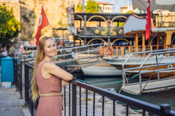 アンタルヤの旧市街Kaleiciの女性観光客 トルコ人 アンタルヤ旧市街の港のパノラマビュー 牡牛座山と地中海 トルコ — ストック写真