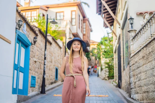 Kvinnlig Turist Gamla Stan Kaleici Antalya Turkiye Panoramautsikt Över Hamnen — Stockfoto