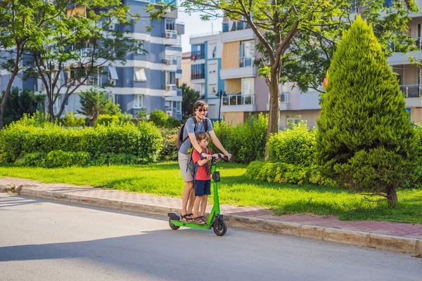 Vader Paardrijden Elektrische Scooter Met Zijn Zoon Stad — Stockfoto