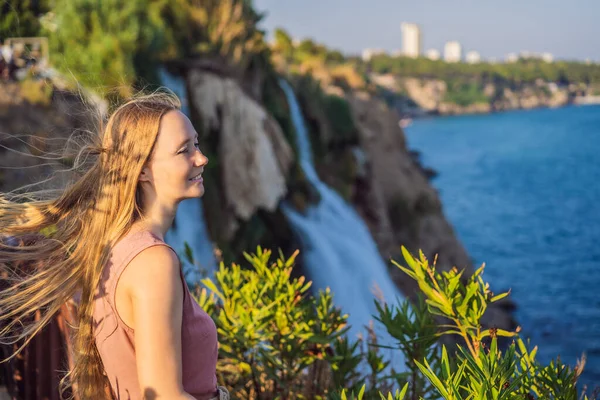 Mooie Vrouw Met Lang Haar Achtergrond Van Duden Waterval Antalya — Stockfoto