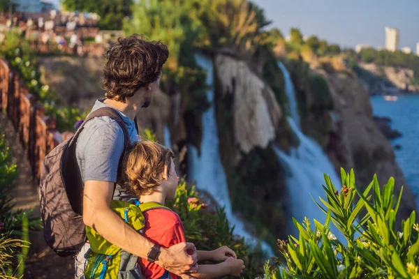 Padre Hijo Turistas Fondo Cascada Duden Antalya Lugares Famosos Turquía —  Fotos de Stock