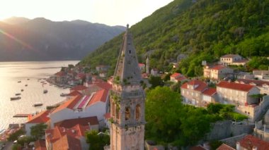 Karadağ 'ın Perast kentinin büyüleyici hava manzarası, Saint Nikolas kilisesindeki çan kulesinin odak noktası olarak göze çarpıyor. İnsansız hava aracı ile çekilen görüntüler şehri ele geçiriyor.