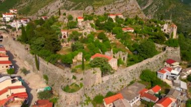 İnsansız hava aracı, Stari Bar 'ın kalıntılarını büyüleyici bir şekilde yakalıyor ve tarihi önemi olan taş binaların kalıntılarını sergiliyor. Bu video Montenegros 'un güzelliğini anlatıyor.