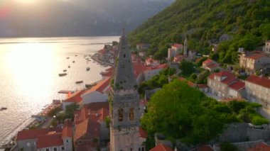 Karadağ 'ın Perast kentinin büyüleyici hava manzarası, Saint Nikolas kilisesindeki çan kulesinin odak noktası olarak göze çarpıyor. İnsansız hava aracı ile çekilen görüntüler şehri ele geçiriyor.