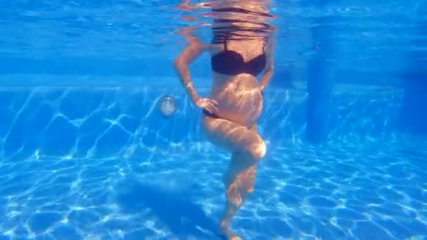 Цьому Повільному Підводному Відео Вагітна Жінка Виконує Водні Вправи Басейні — стокове відео