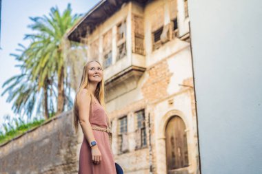 Antalya 'nın Kaleici kasabasındaki kadın turist. Hindi. Antalya Eski Kent limanı, Taurus dağları ve Akdeniz 'in panoramik manzarası, Türkiye.