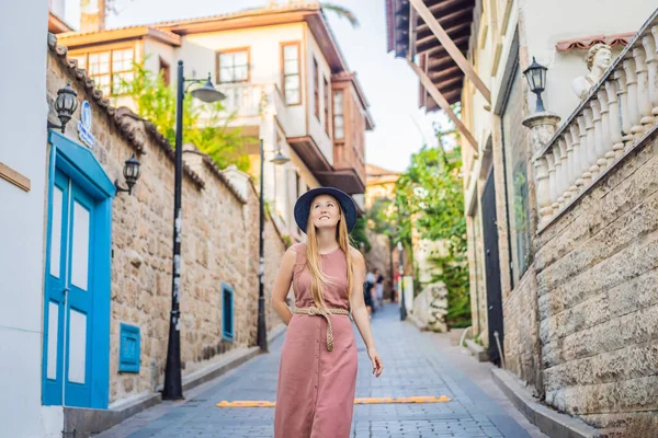 アンタルヤの旧市街Kaleiciの女性観光客 トルコ人 アンタルヤ旧市街の港のパノラマビュー 牡牛座山と地中海 トルコ — ストック写真