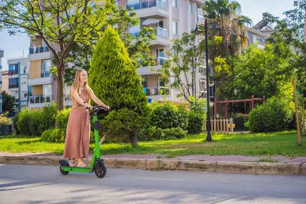 Elektrikli Scooterla Giden Genç Güzel Bir Kadın Modern Kız Yeni — Stok fotoğraf