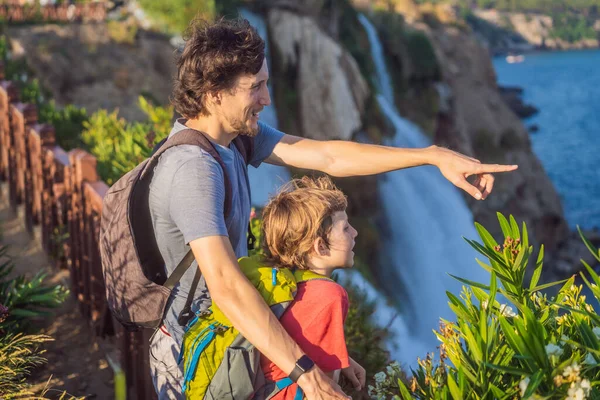 Turisti Padre Figlio Sullo Sfondo Della Cascata Duden Antalya Luoghi — Foto Stock