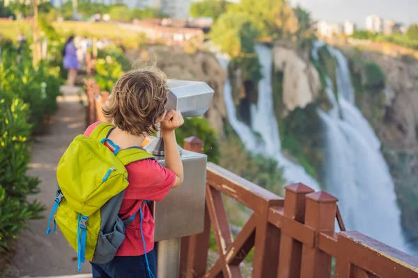 Хлопчик Турист Рюкзаком Задньому Плані Водоспаду Дуден Анталії Знамениті Місця — стокове фото