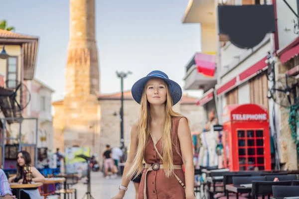 Glad Kvinna Turist Bakgrunden Gamla Gatan Antalya Kvinnliga Turist Resenären — Stockfoto