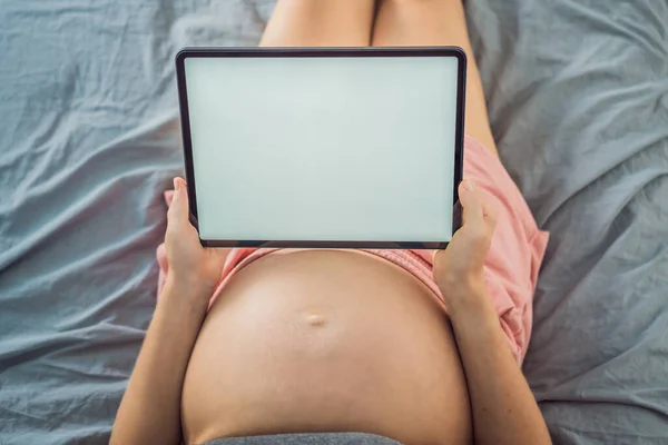 Приложение Макета Беременности Онлайн Заявка Беременность Беременная Мать Использующая Планшетный — стоковое фото