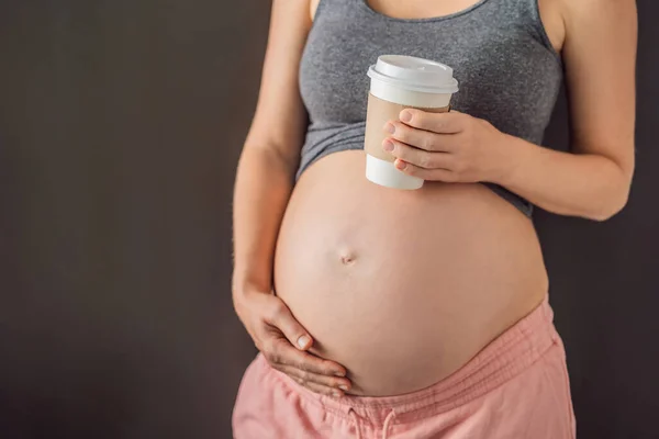 Hamile Bir Kadın Elinde Bir Fincan Kahve Tutuyor Kafein Güvenliği — Stok fotoğraf