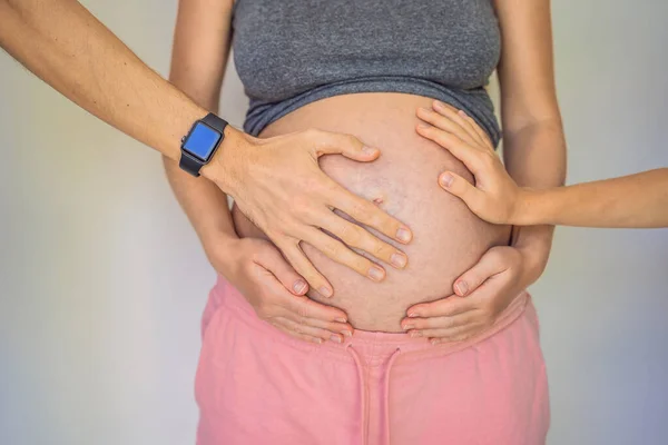 Muttertag Vatertag Kleiner Süßer Blonder Junge Der Mamas Schwangerschaftsbauch Berührt — Stockfoto